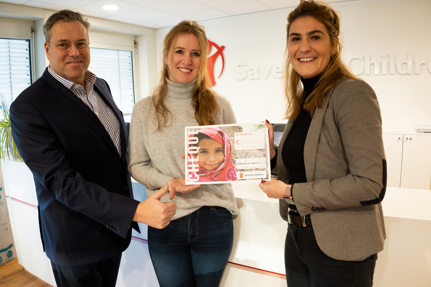 cheque € 42500 voor Save The Children - Lejeune