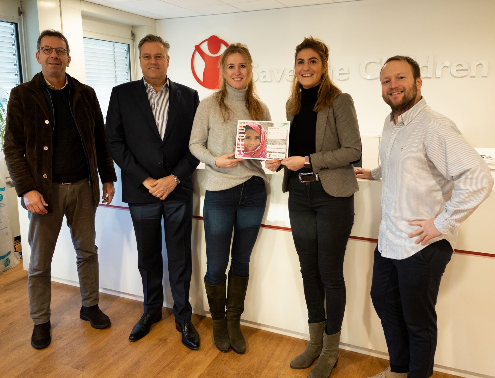 cheque € 42500 voor Save The Children - Lejeune